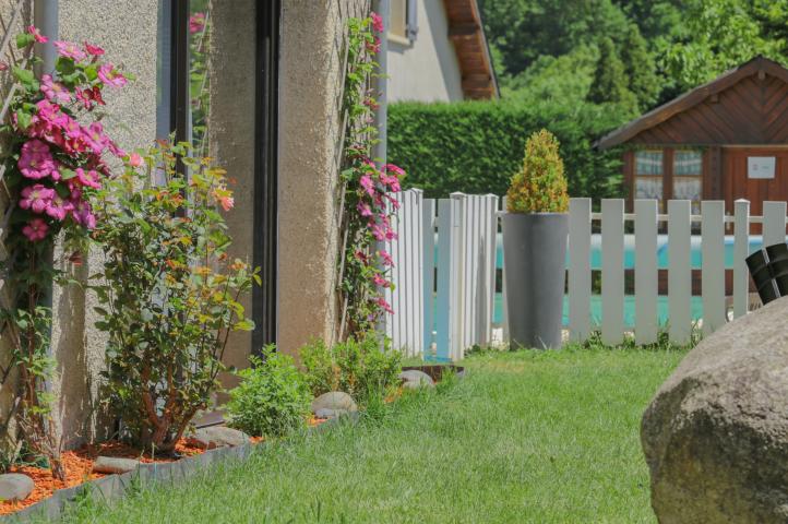 Shaded side terrace