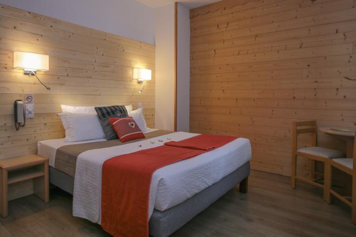 Dormitorio de 14 m² con techos inclinados