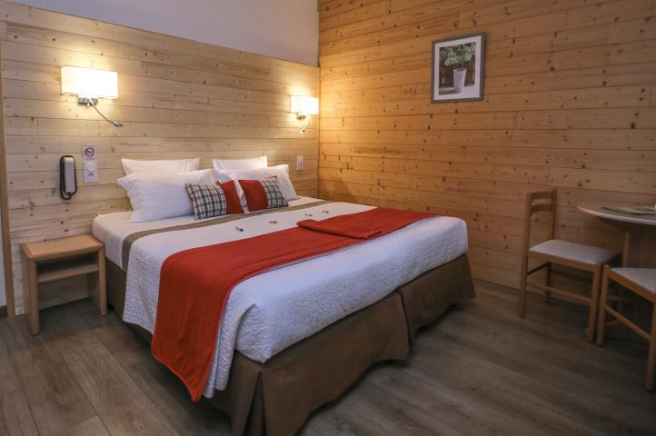 Dormitorio de 14 m² con techos inclinados
