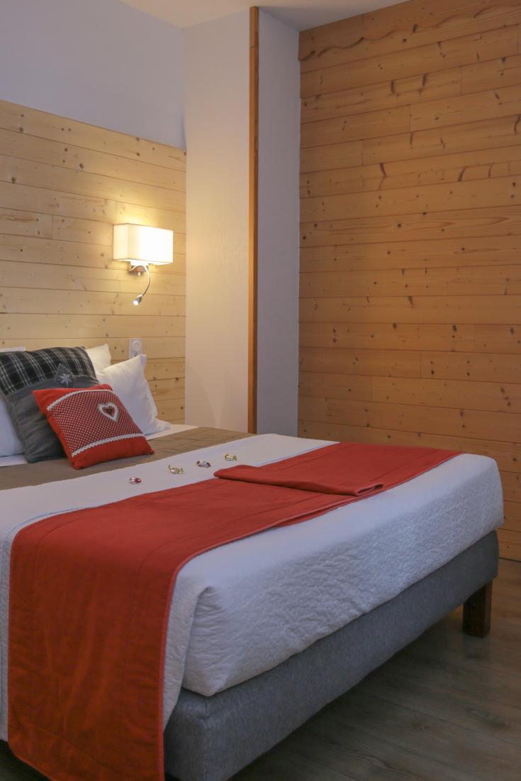 Bedroom 14 m² with sloping ceilings